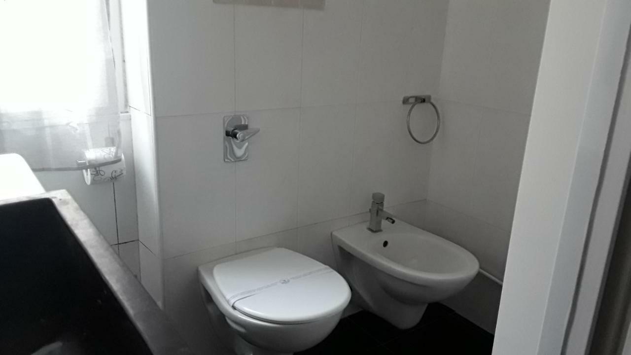 Archimede Apartment Pavia Bagian luar foto